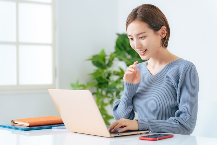 AIを使って資料作成を進める女性のイメージ